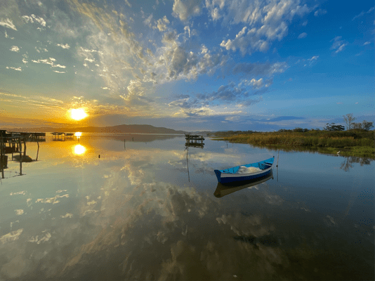 Quadro Lagoa, Barco e Céu Azul Por Cida Hoffmann