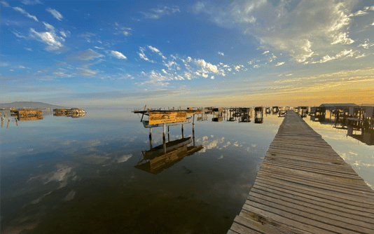 Quadro Lagoa, Barco e Céu Azul Por Cida Hoffmann